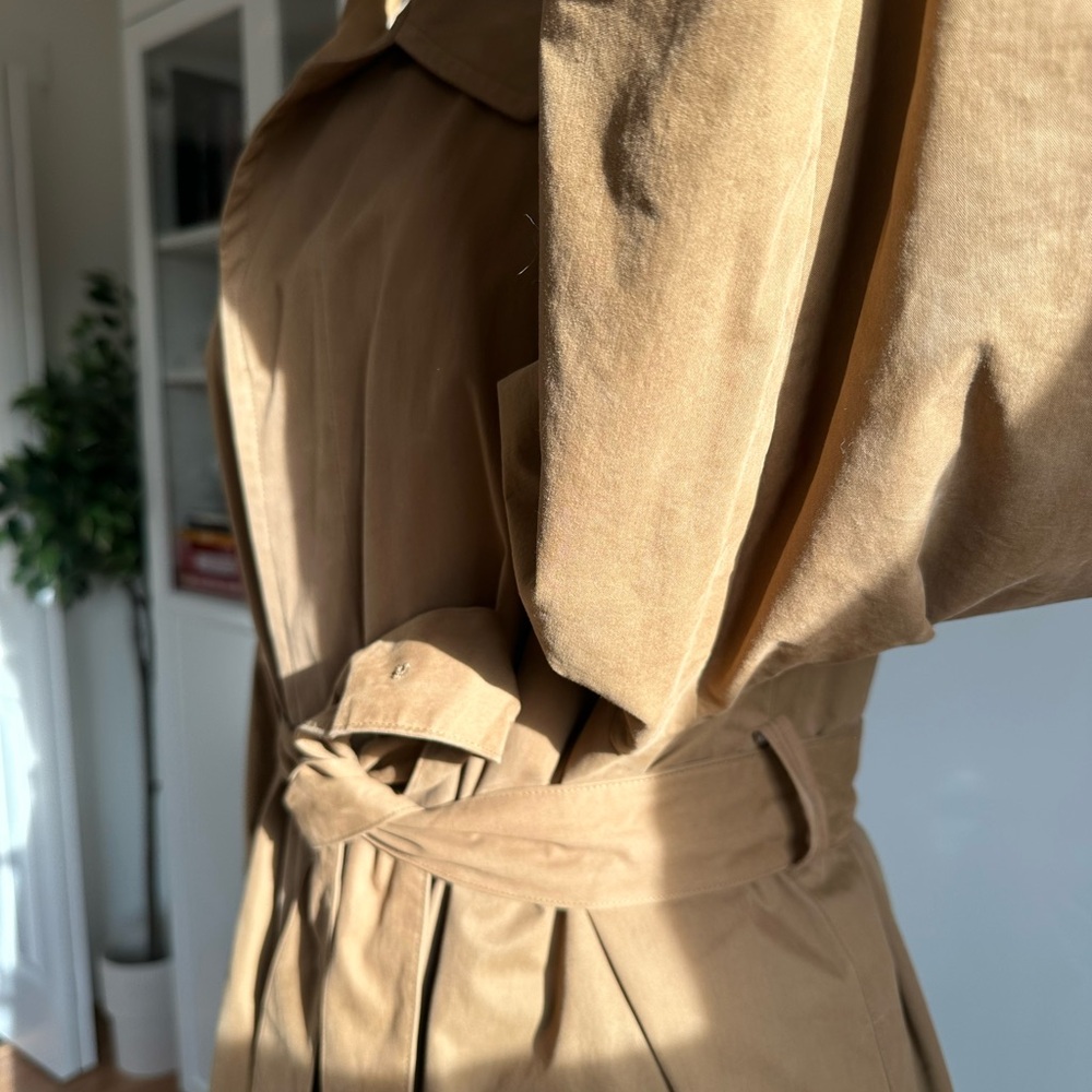 UNIQUE Tan Burberry Trench Coat with Gold Buckle Belt - Picture 7 of 15